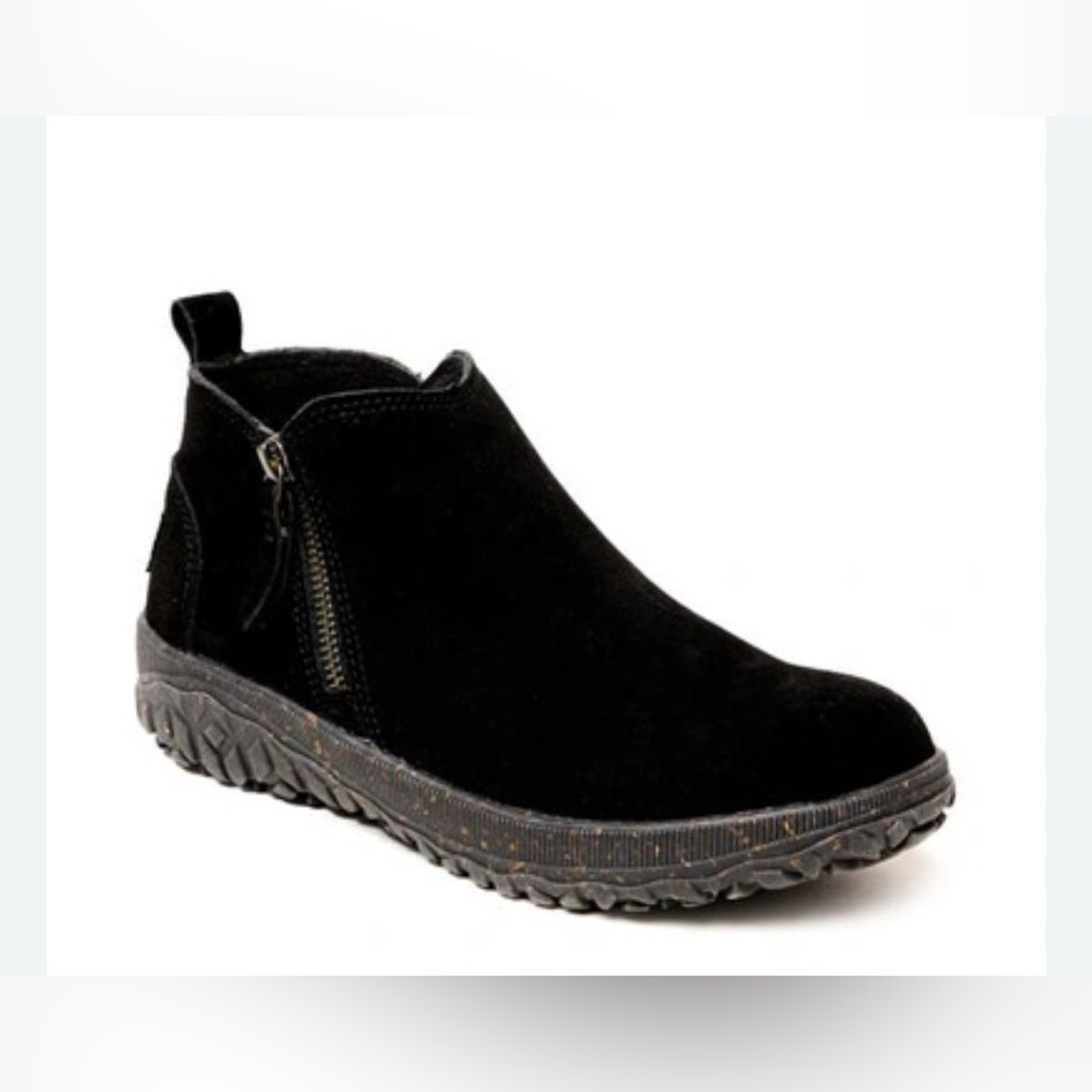 Minnetonka North Zip Suede Booties